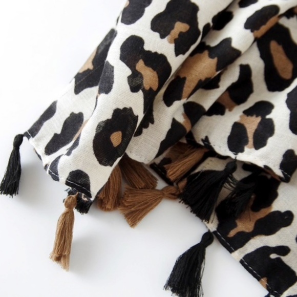🌟HOST PICK💙LAST ONE💙 Oversized Leopard Scarf! - Picture 3 of 7